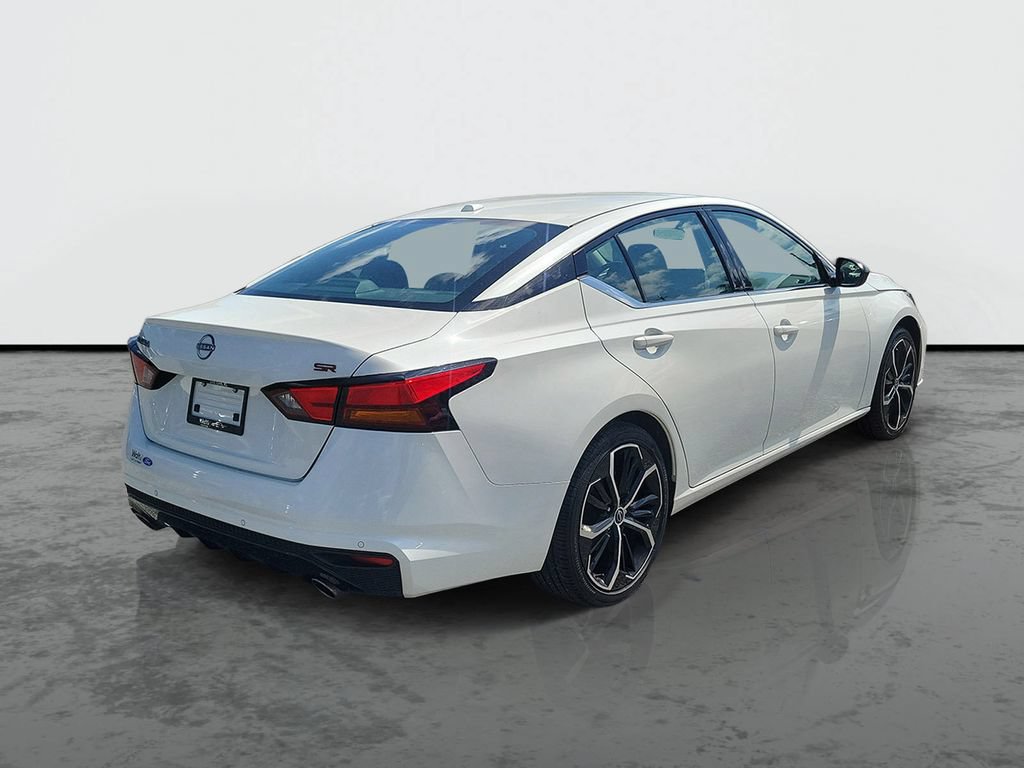 Used 2024 Nissan Altima 2.5 SR FWD image 2