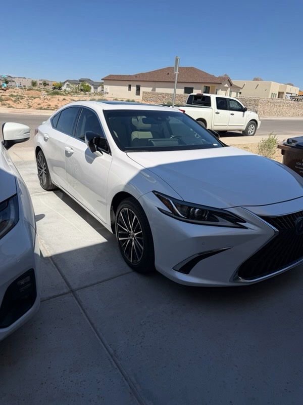 Used 2025 Lexus ES 300h w/ Premium Package FWD image 4