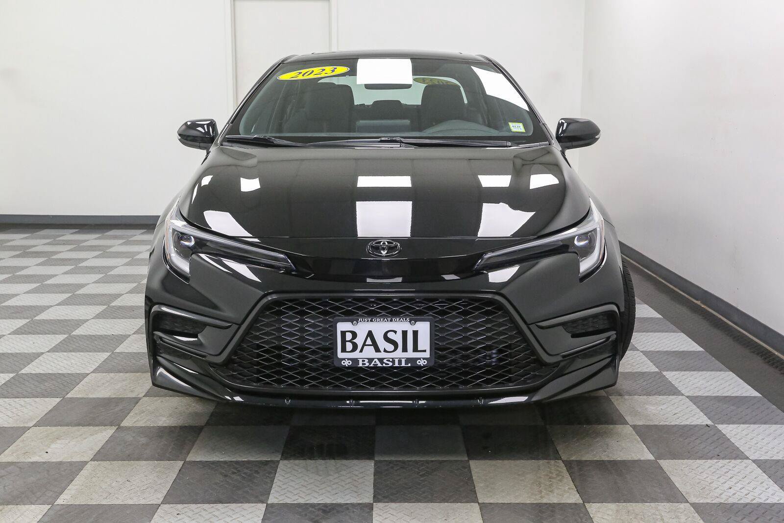 Used 2023 Toyota Corolla SE w/ SE Premium Package FWD image 3