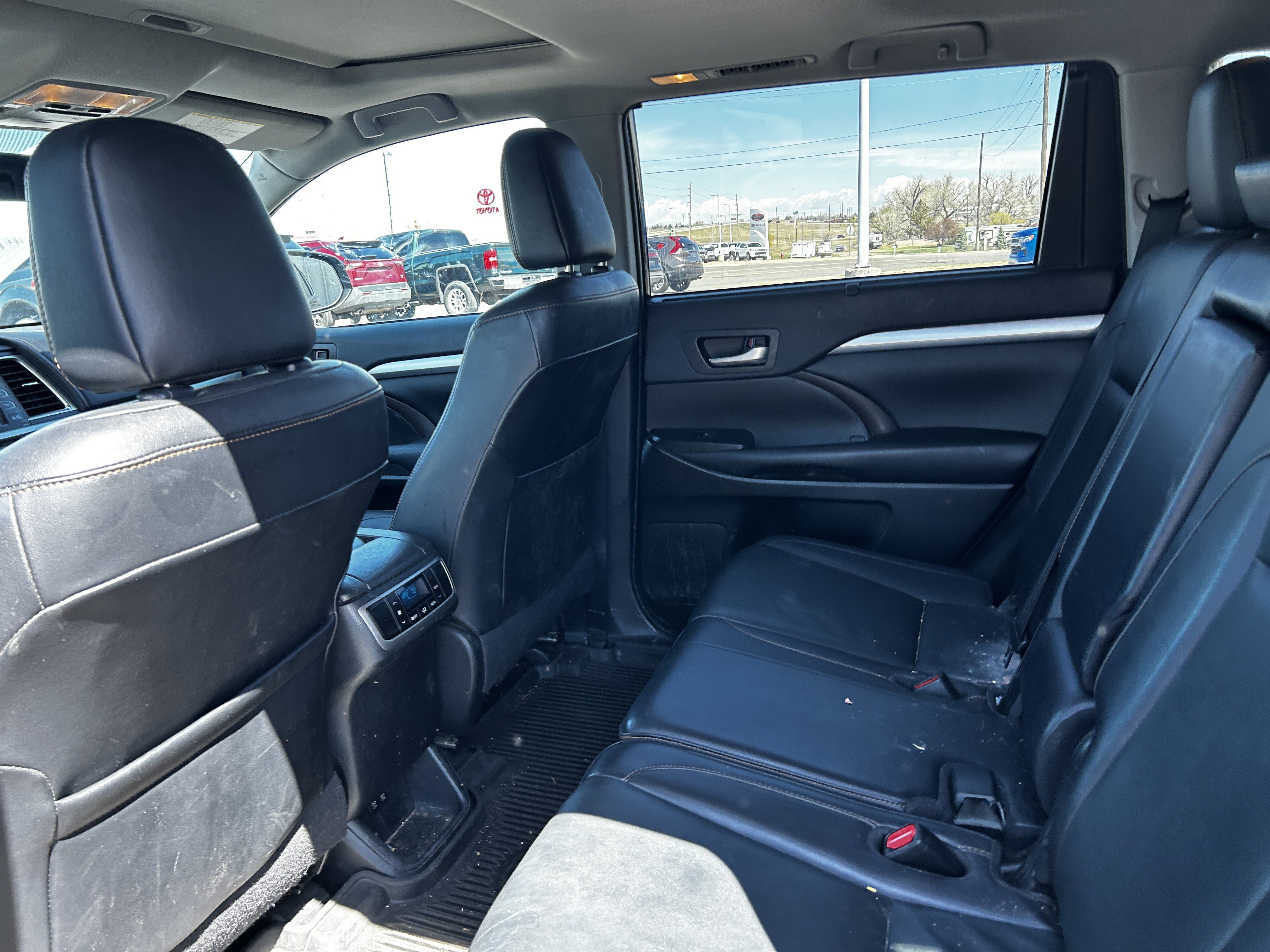 Used 2019 Toyota Highlander XLE AWD/4WD image 11