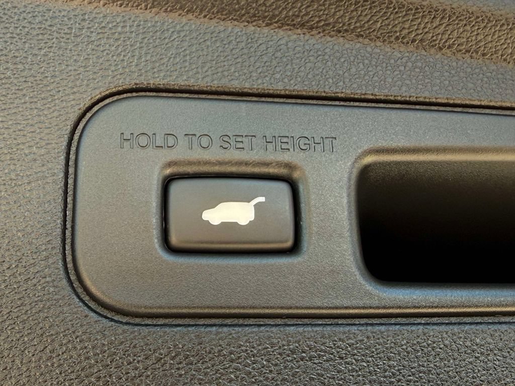 Certified 2023 Acura MDX w/ Technology Package AWD/4WD image 9