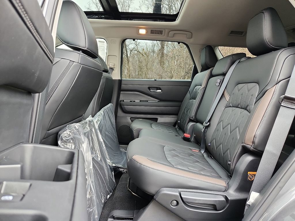 New 2026 Nissan Pathfinder Platinum w/ Cargo Package AWD/4WD image 5