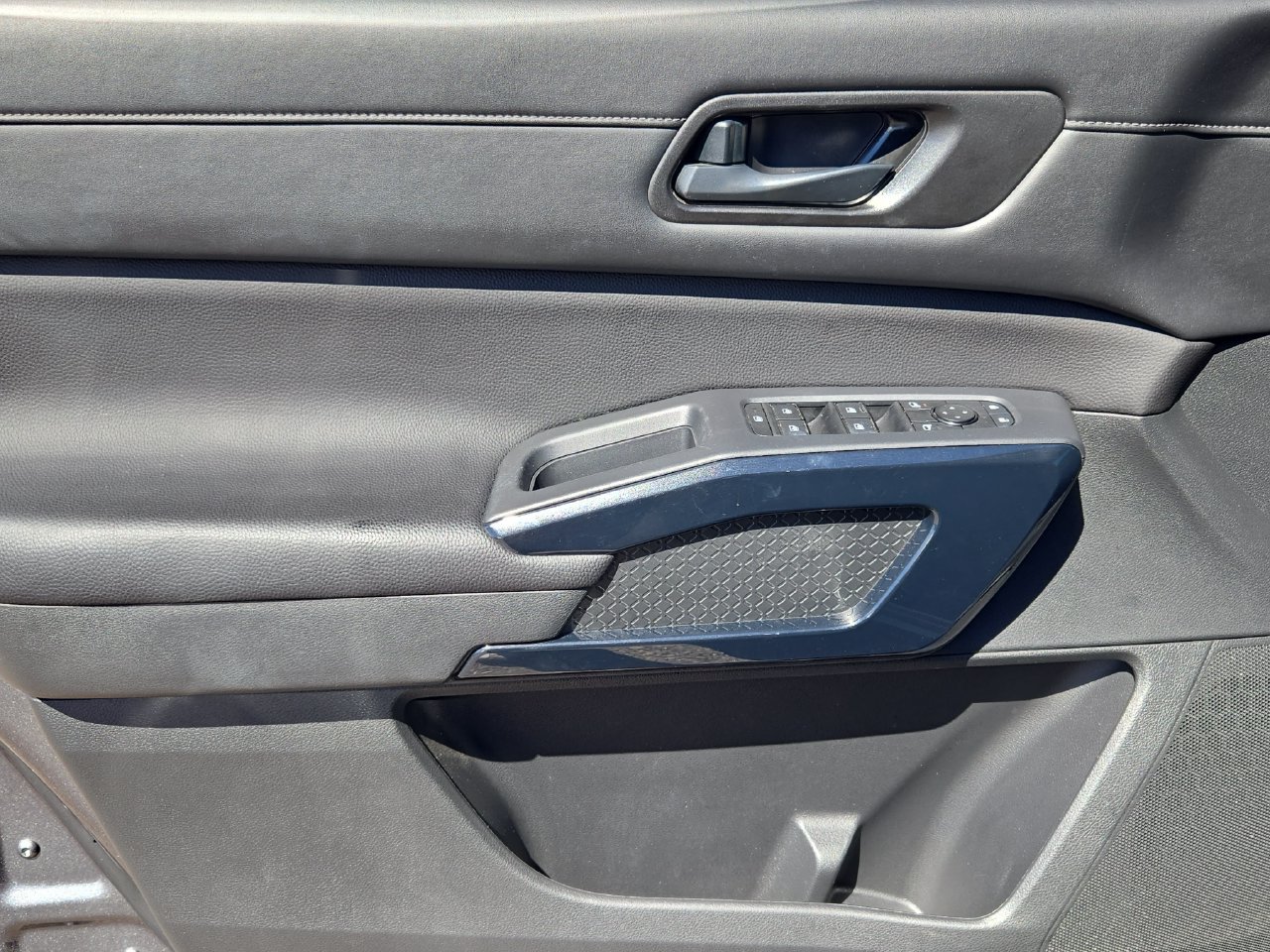 Used 2025 Nissan Pathfinder SV FWD image 27