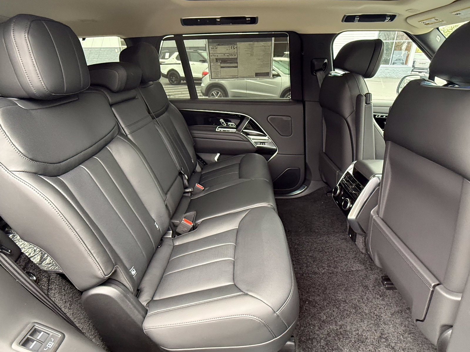 New 2026 Land Rover Range Rover Long Wheelbase SE AWD/4WD image 17