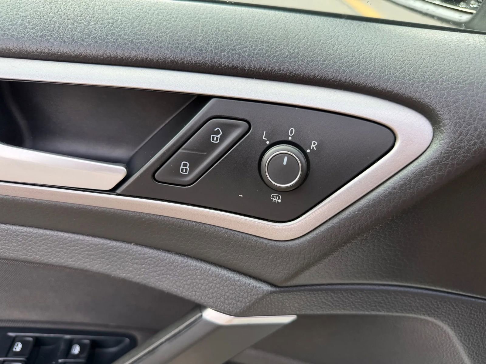 Used 2016 Volkswagen e-Golf SE w/ DC Fast Charging Package image 15