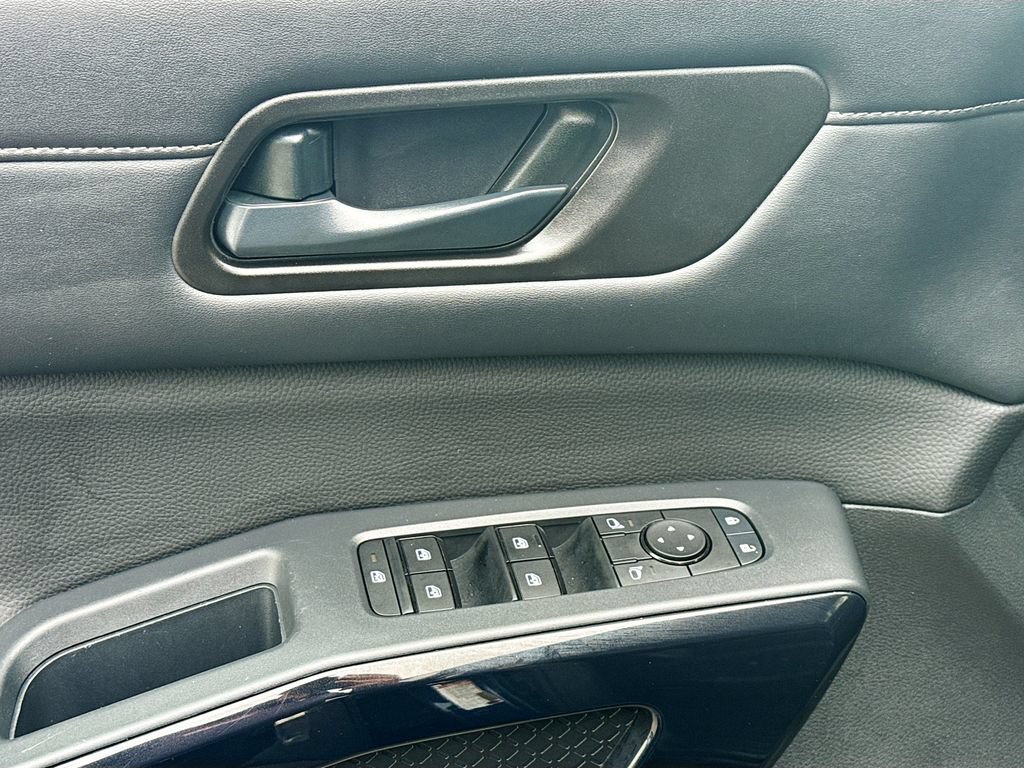 Certified 2025 Nissan Pathfinder SV FWD image 22