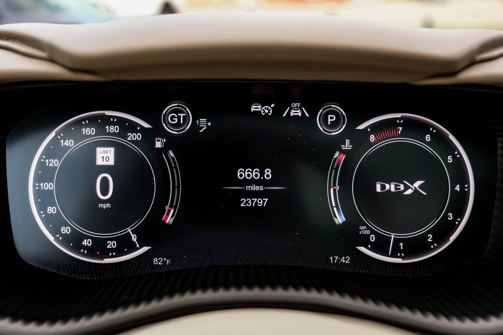 Used 2021 Aston Martin DBX image 16