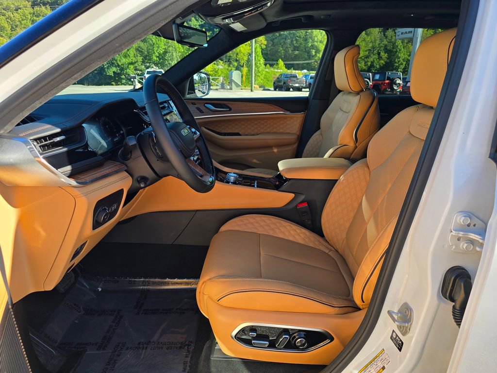 New 2025 Jeep Grand Cherokee Summit image 4