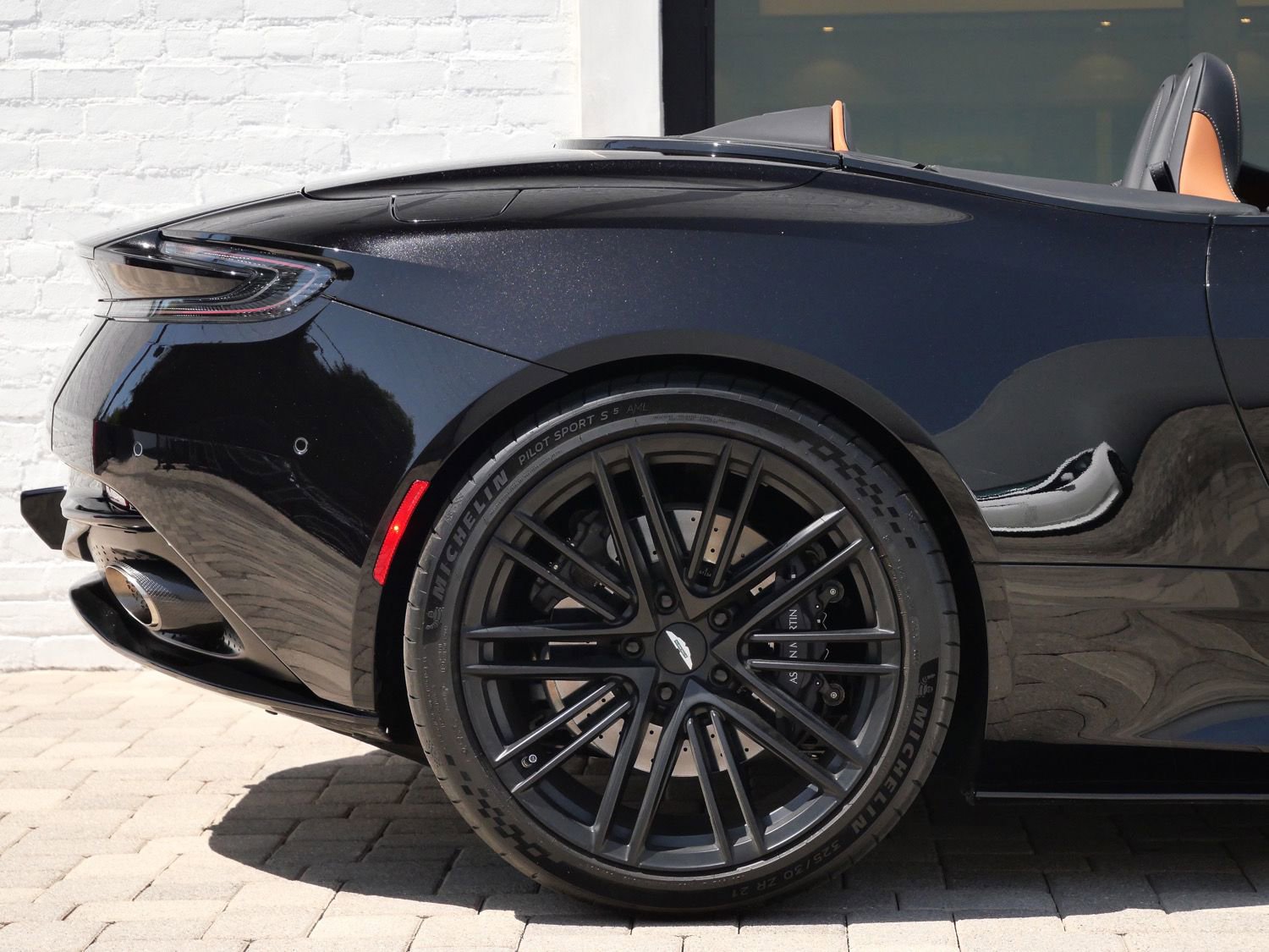 Used 2025 Aston Martin DB12 Convertible RWD image 18
