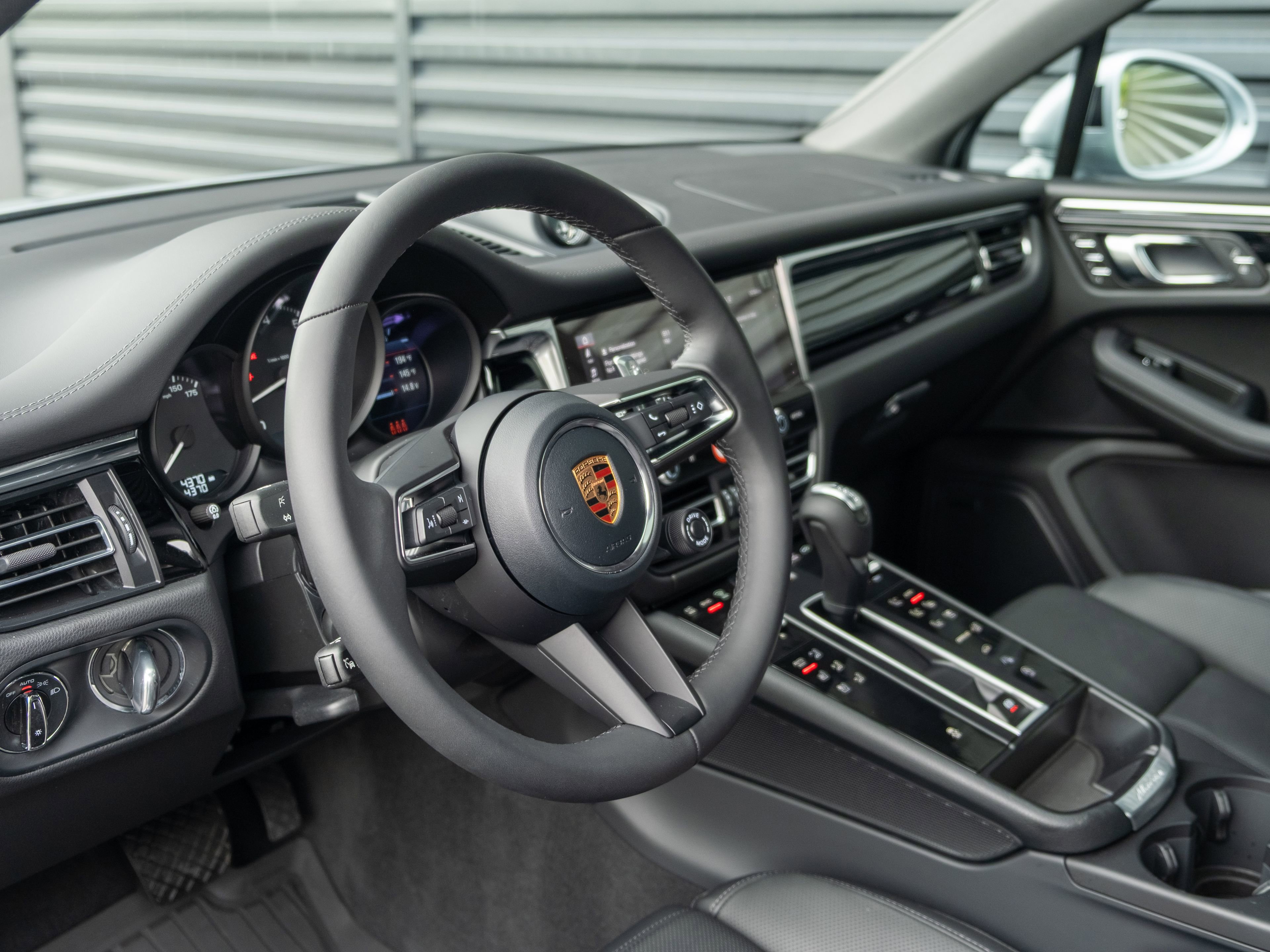 Certified 2026 Porsche Macan AWD/4WD image 4