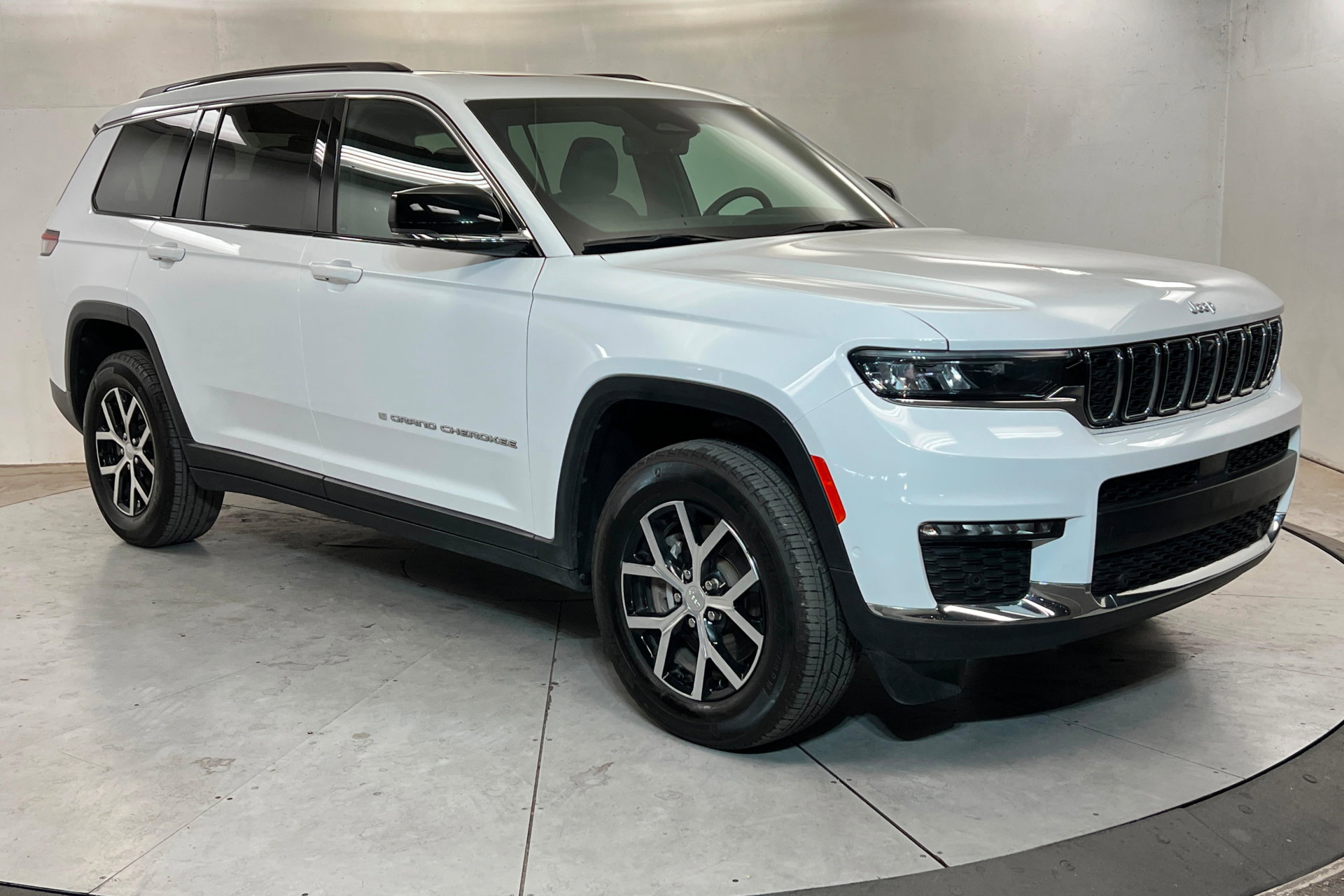 Used 2024 Jeep Grand Cherokee L Limited w/ Luxury Tech Group II image 7