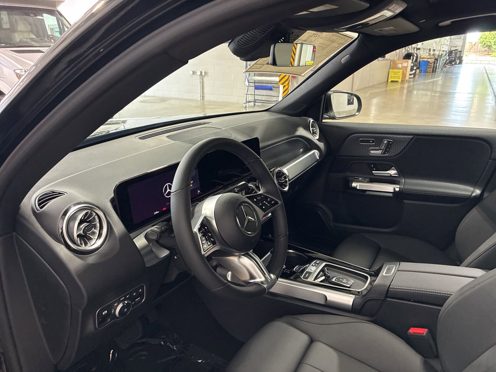 New 2025 Mercedes-Benz GLB 250 4MATIC image 9