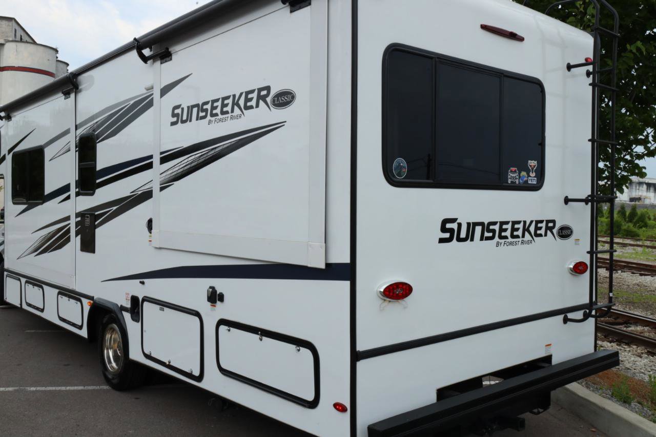 Used 2022 Ford E-450 and Econoline 450 Super Duty w/ Motorhome Prep Package RWD image 28