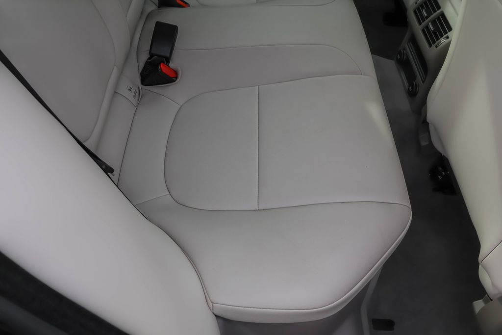 Used 2018 Jaguar XE Premium image 31