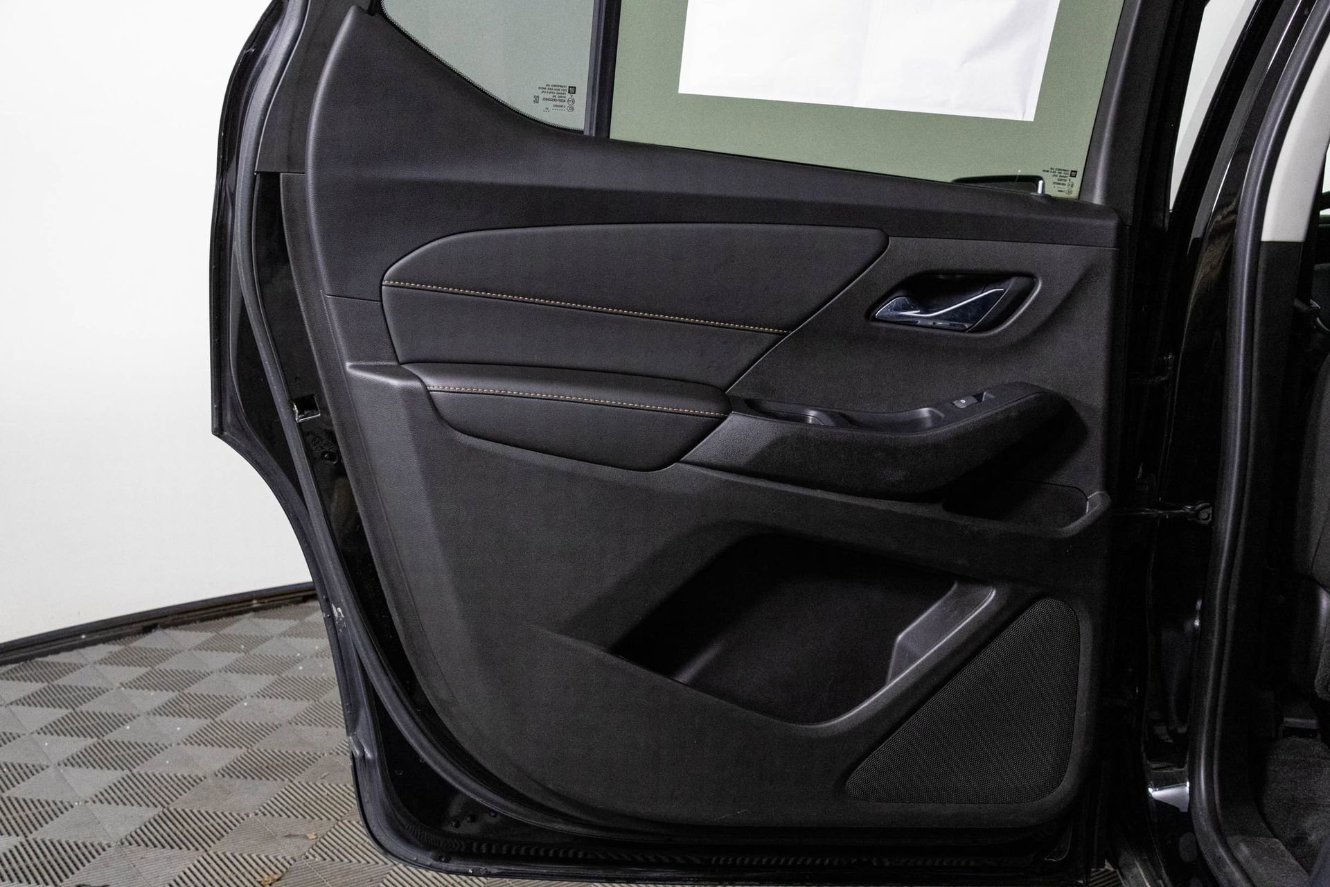 Used 2021 Chevrolet Traverse LT image 32