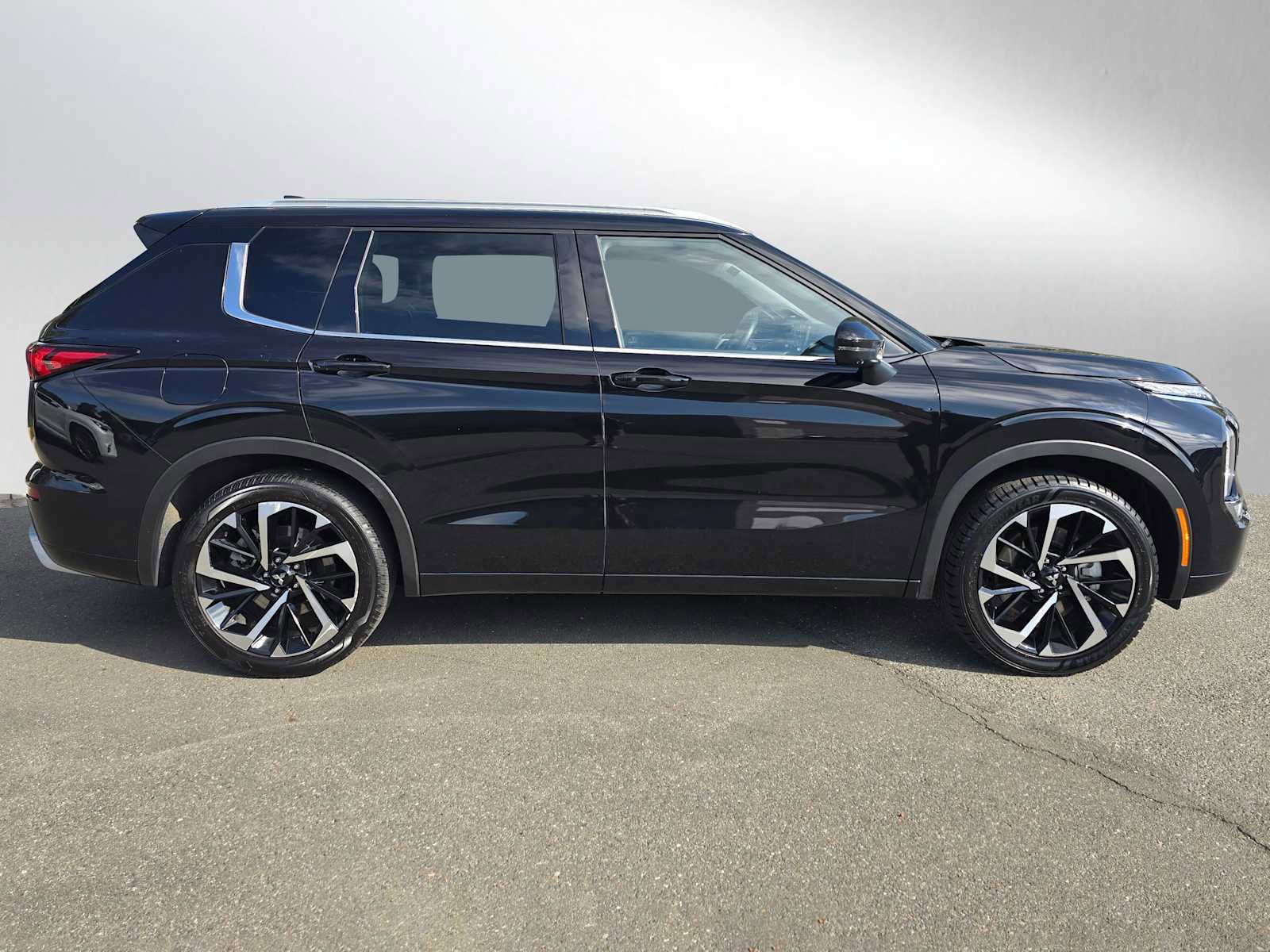 Used 2022 Mitsubishi Outlander SEL image 2