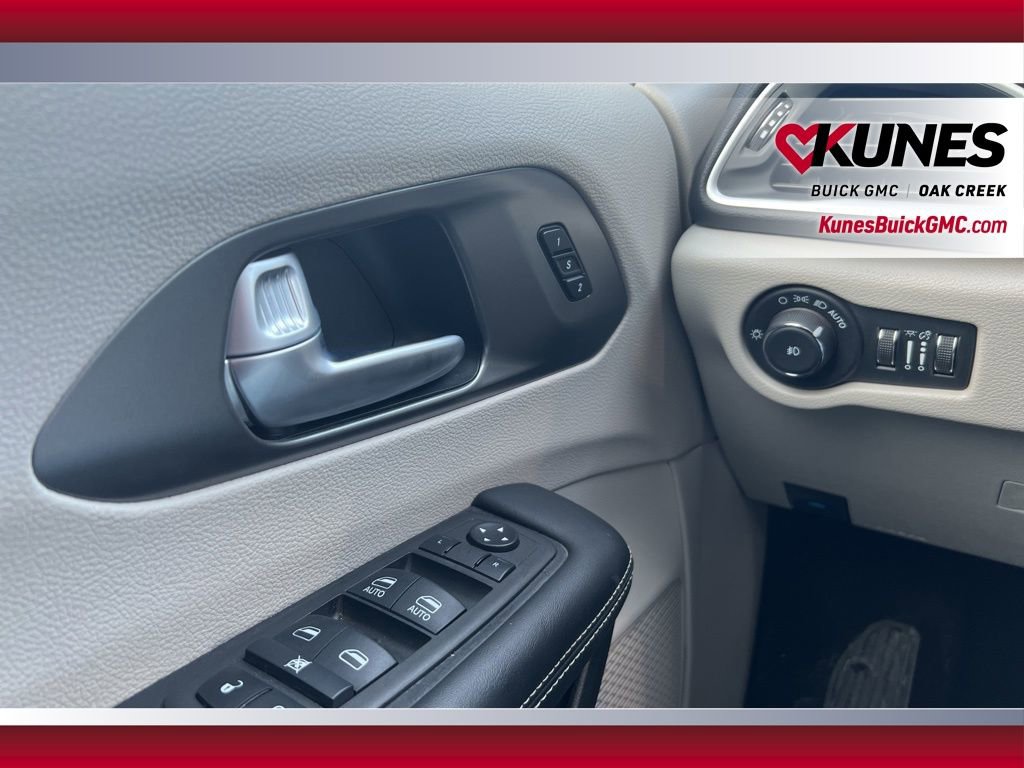 Used 2024 Chrysler Pacifica Touring-L FWD image 25