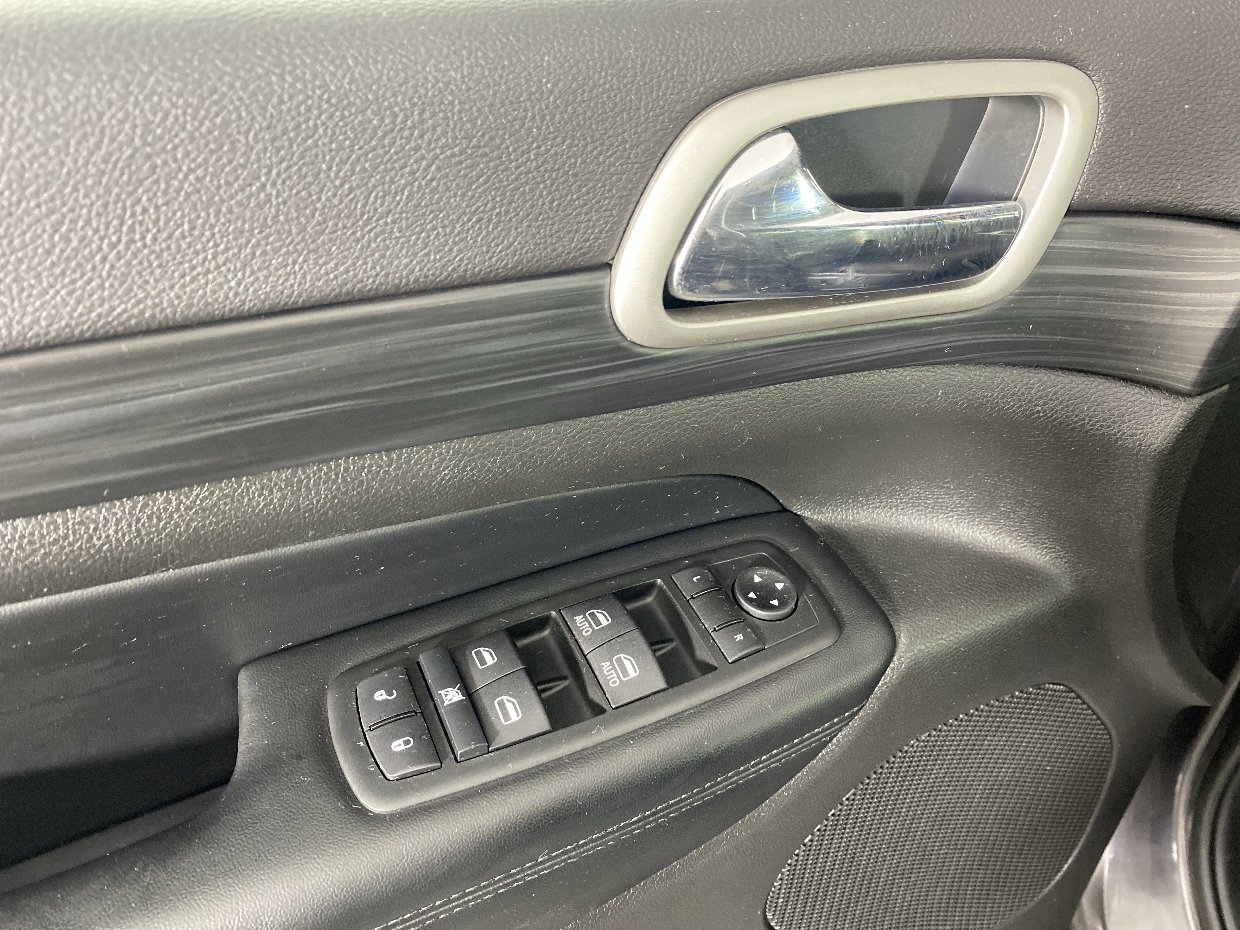 Used 2020 Jeep Grand Cherokee Laredo AWD/4WD image 14