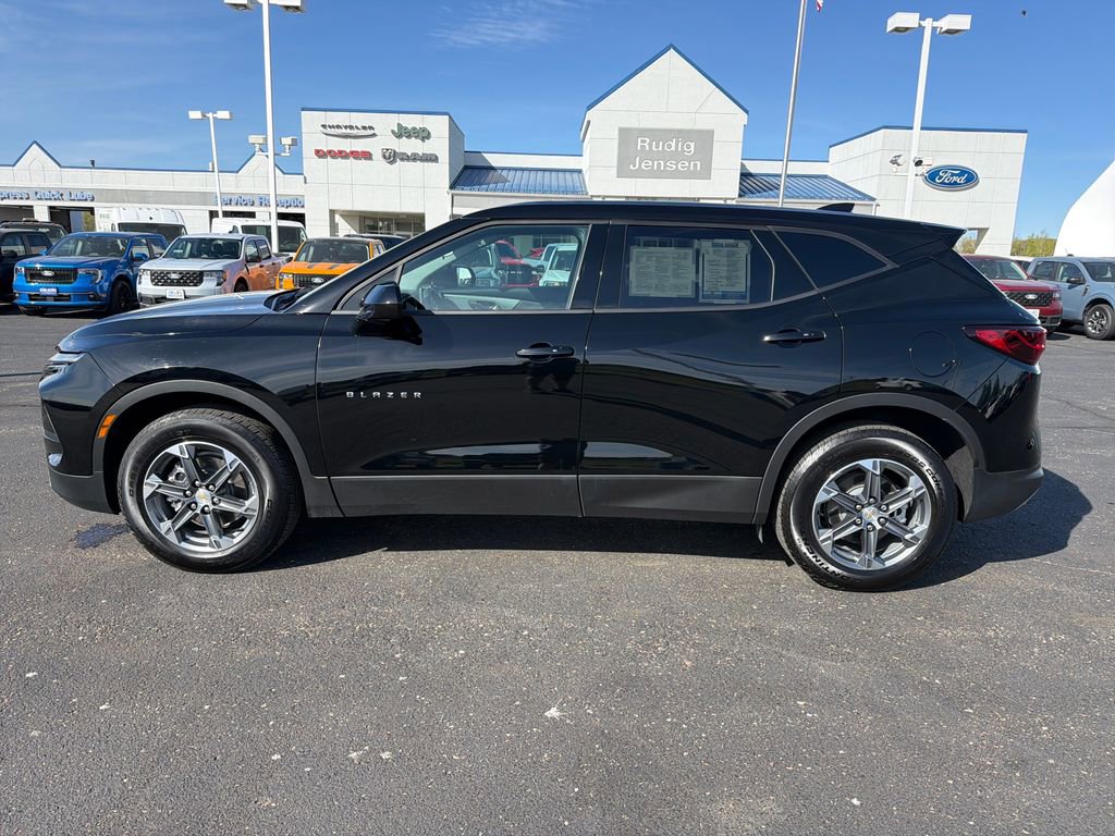 Used 2025 Chevrolet Blazer LT AWD/4WD image 2