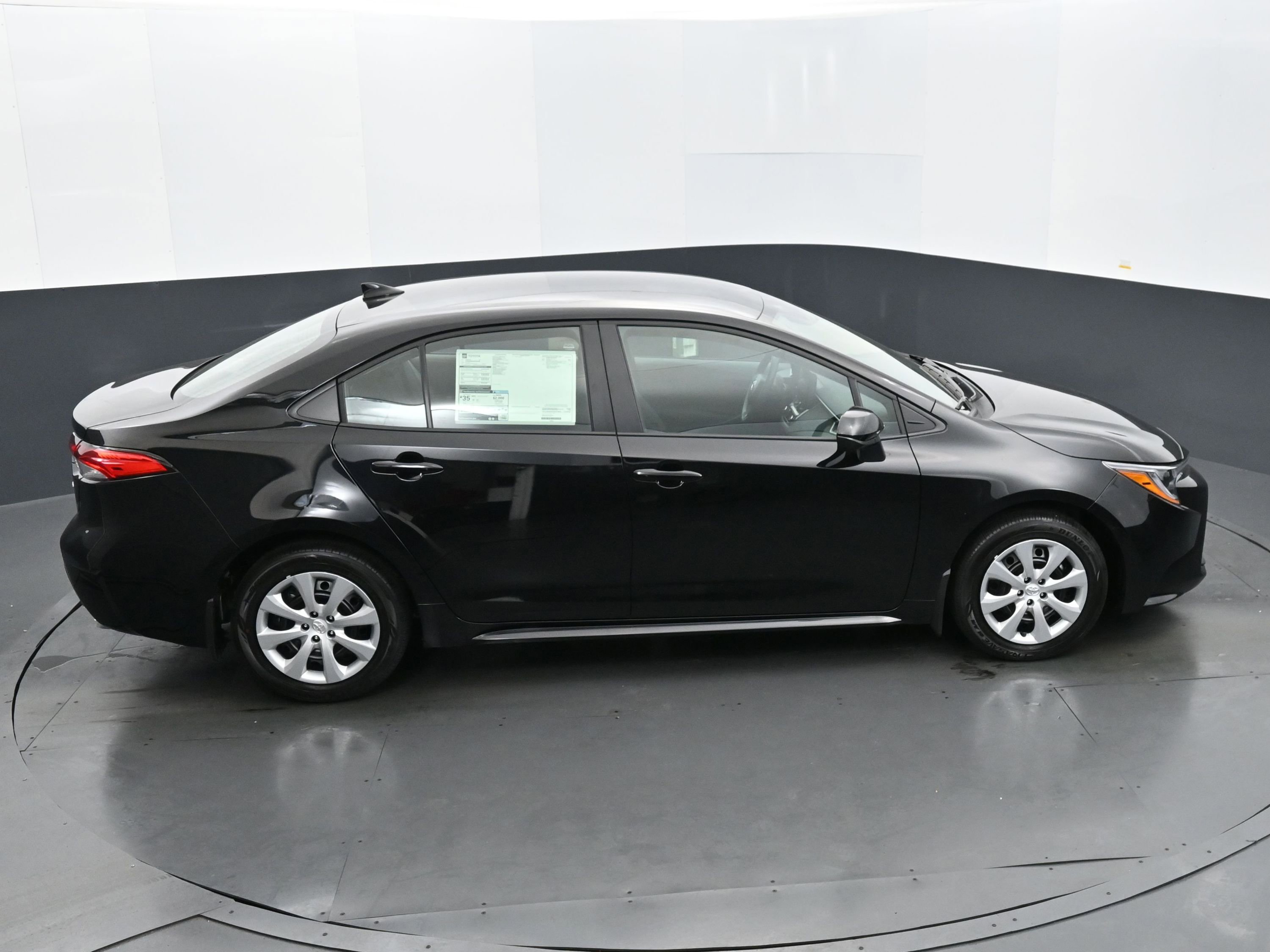 Used 2025 Toyota Corolla LE image 32