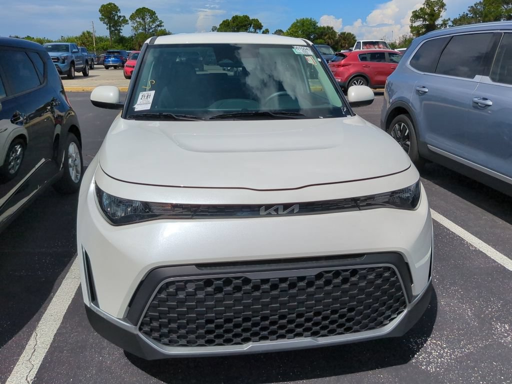 Certified 2025 Kia Soul LX w/ LX Technology Package FWD image 4