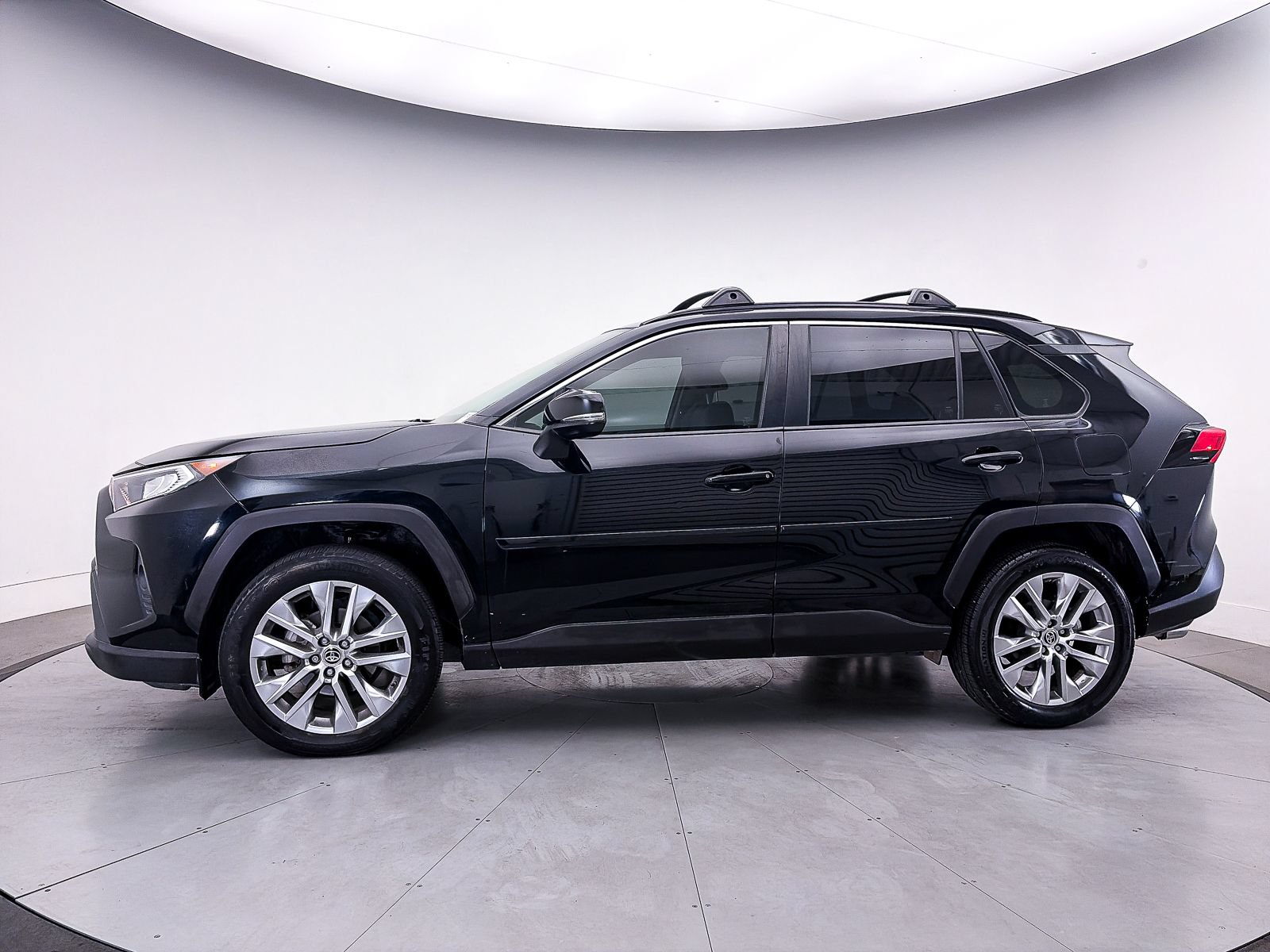 Used 2019 Toyota RAV4 XLE Premium w/ Carpet Mat Package FWD image 37