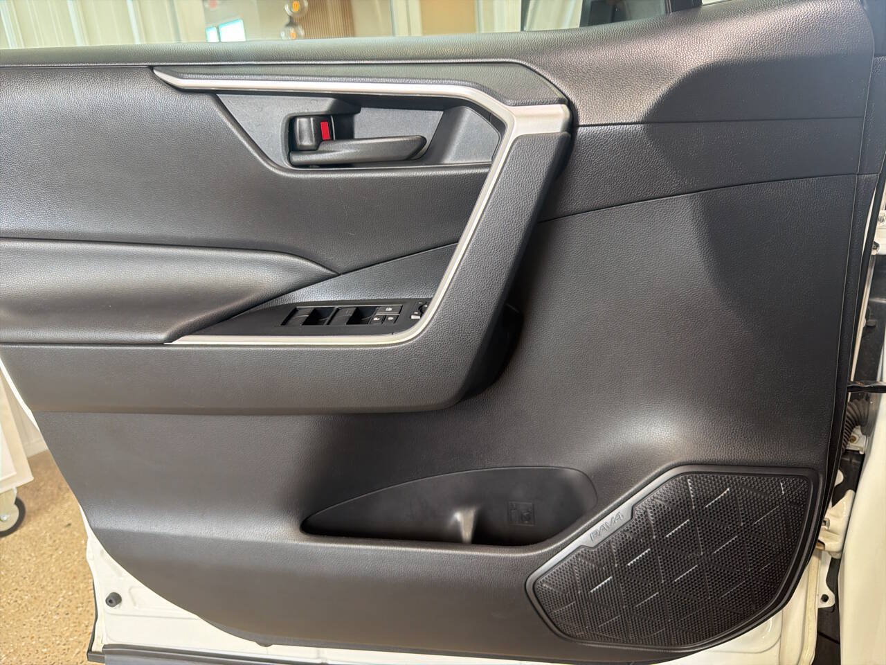 Used 2021 Toyota RAV4 LE AWD/4WD image 17