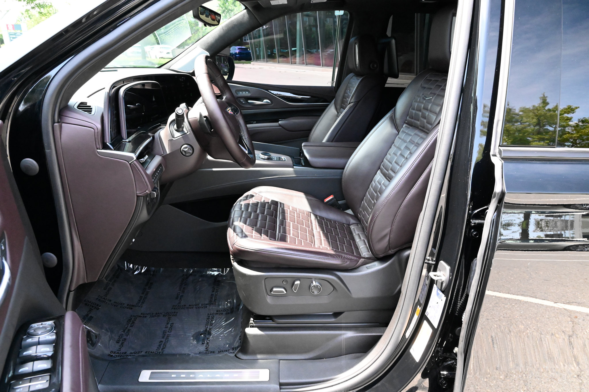 Used 2023 Cadillac Escalade ESV Sport Platinum w/ LPO, ONYX Package AWD/4WD image 18