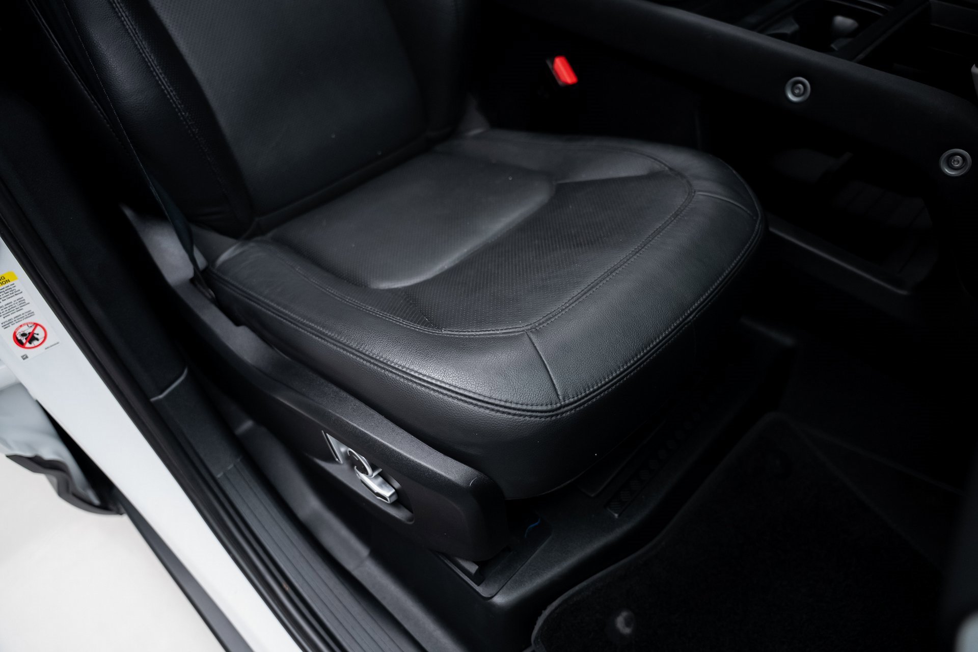 Used 2023 Land Rover Defender 130 SE image 65