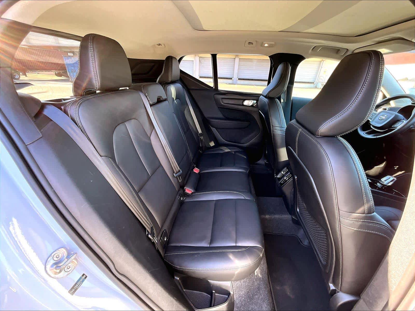 Used 2025 Volvo XC40 B5 Plus image 29