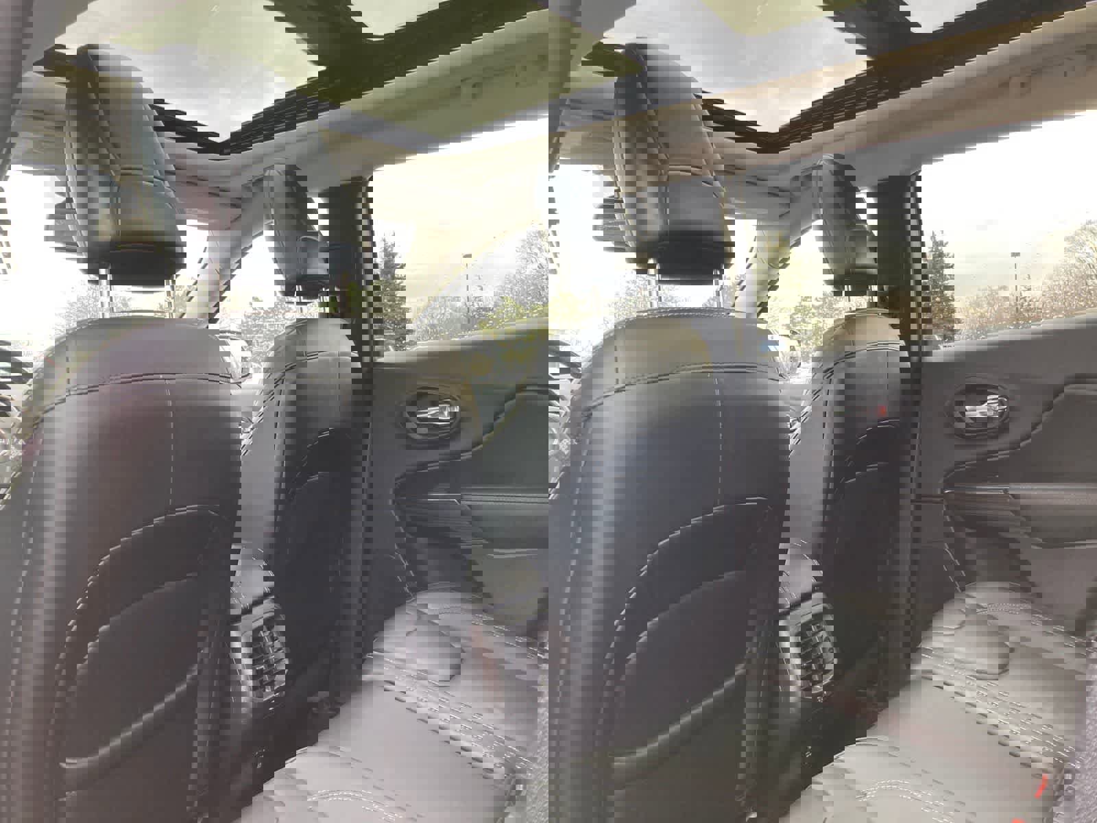 Used 2016 Jeep Cherokee Limited image 3