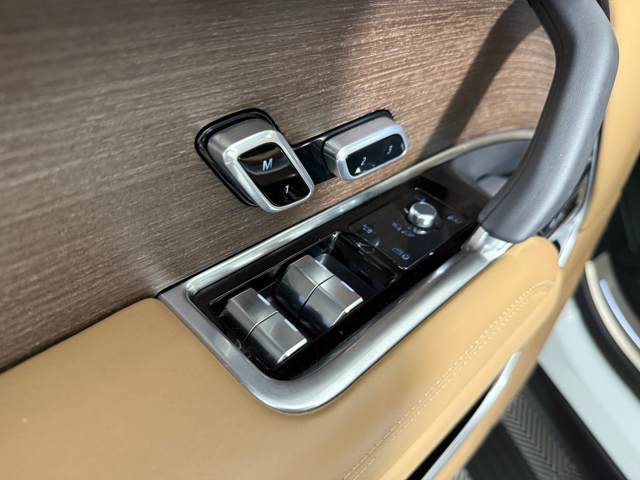 Used 2025 Land Rover Range Rover SE image 13