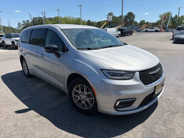 Used 2024 Chrysler Pacifica Touring-L FWD image 7