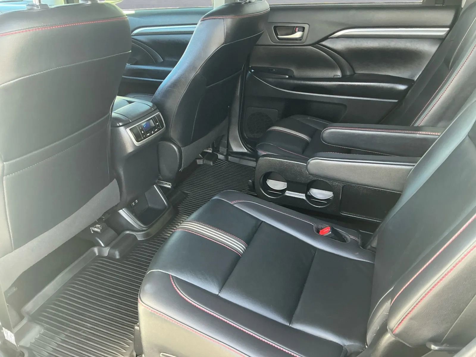 Used 2019 Toyota Highlander SE image 15