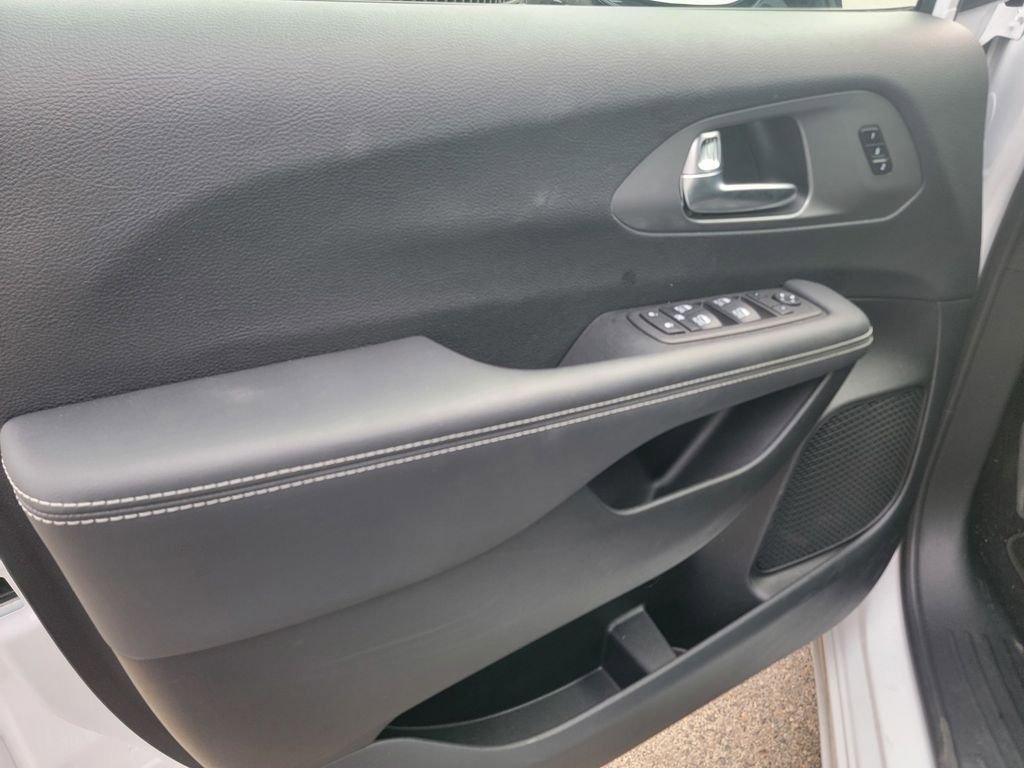 New 2025 Chrysler Pacifica Select w/ Fav Edition Package image 8