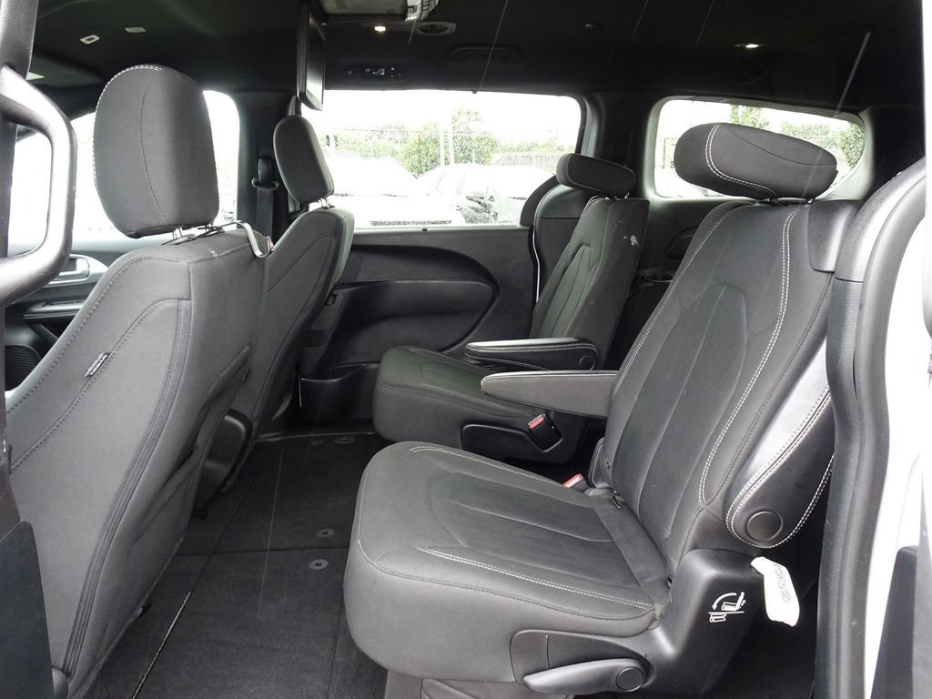 Used 2019 Chrysler Pacifica Touring Plus w/ S Appearance Package FWD image 14