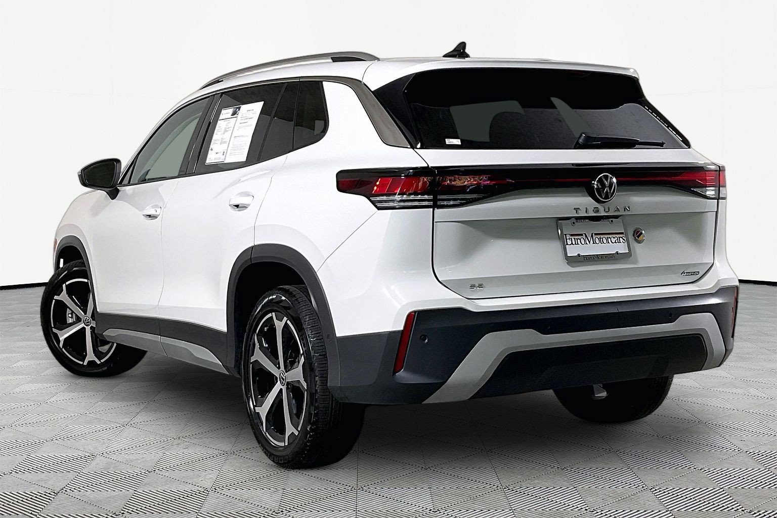 Used 2025 Volkswagen Tiguan SE AWD/4WD image 5