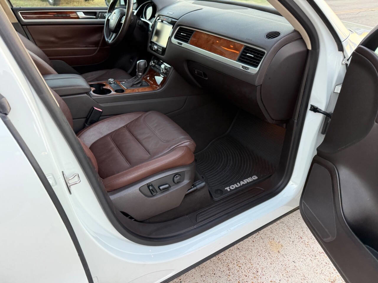 Used 2013 Volkswagen Touareg TDI image 32