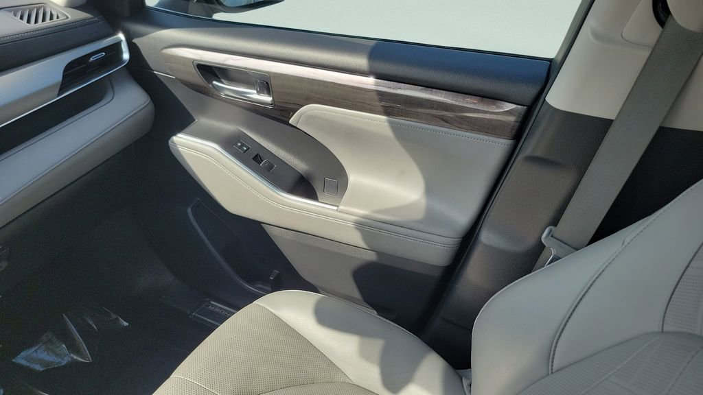 Used 2021 Toyota Highlander Platinum image 13