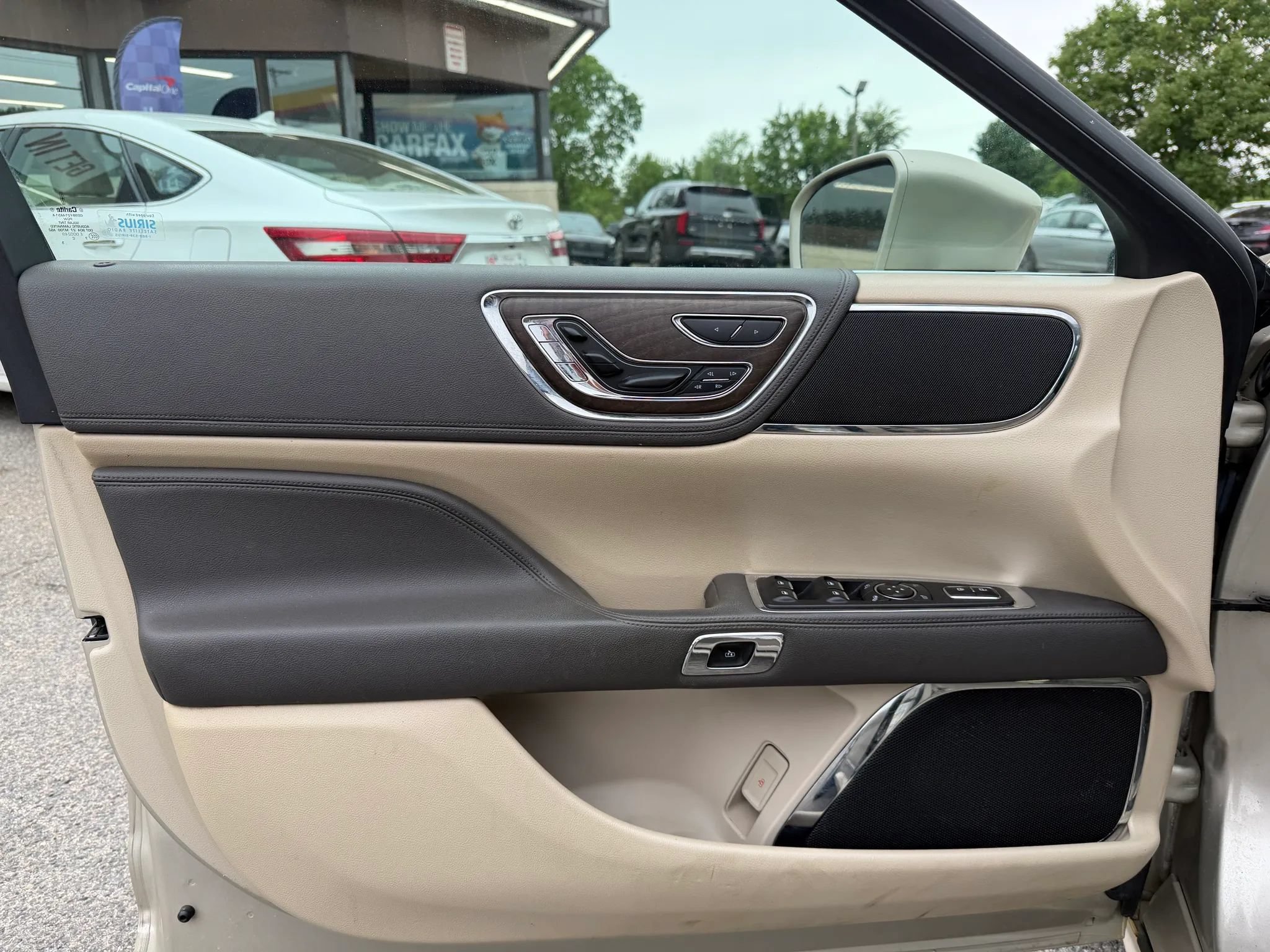 Used 2017 Lincoln Continental Reserve w/ Technology Package FWD image 25