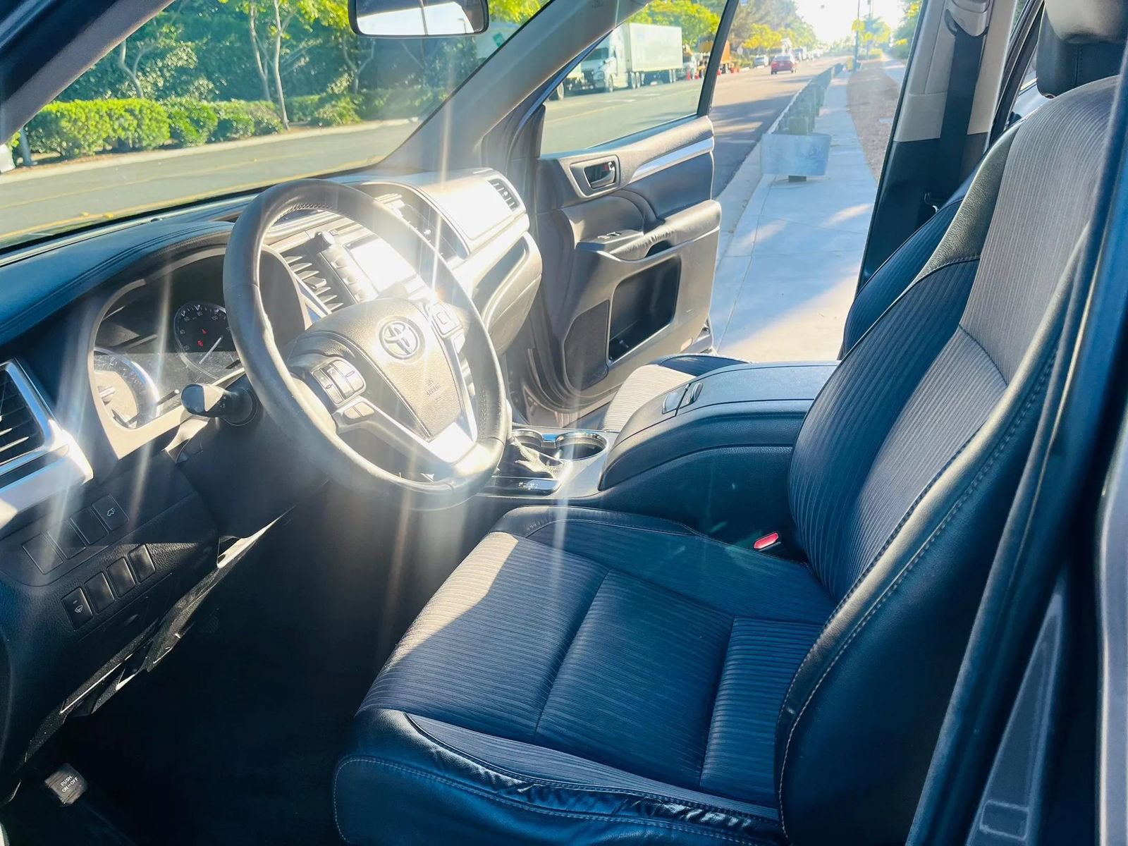 Used 2014 Toyota Highlander Plus FWD image 3
