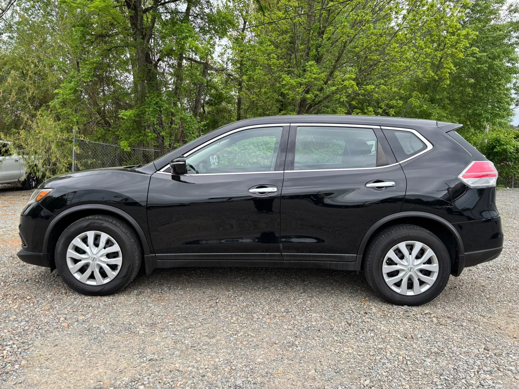 Used 2015 Nissan Rogue S image 2
