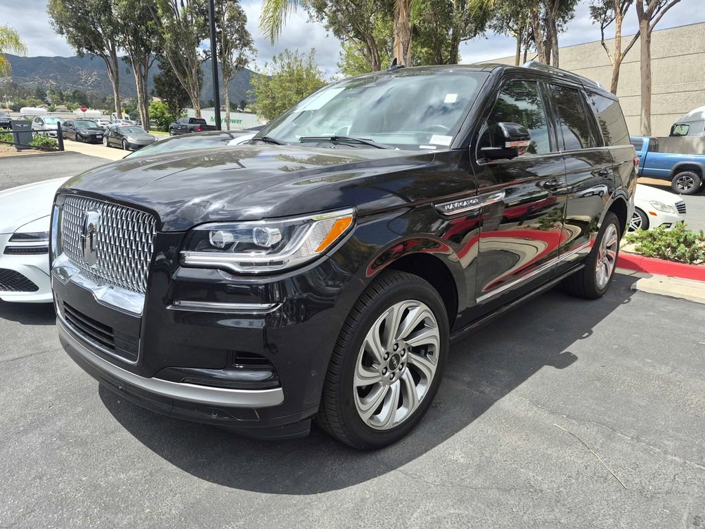 Used 2024 Lincoln Navigator Reserve AWD/4WD image 2