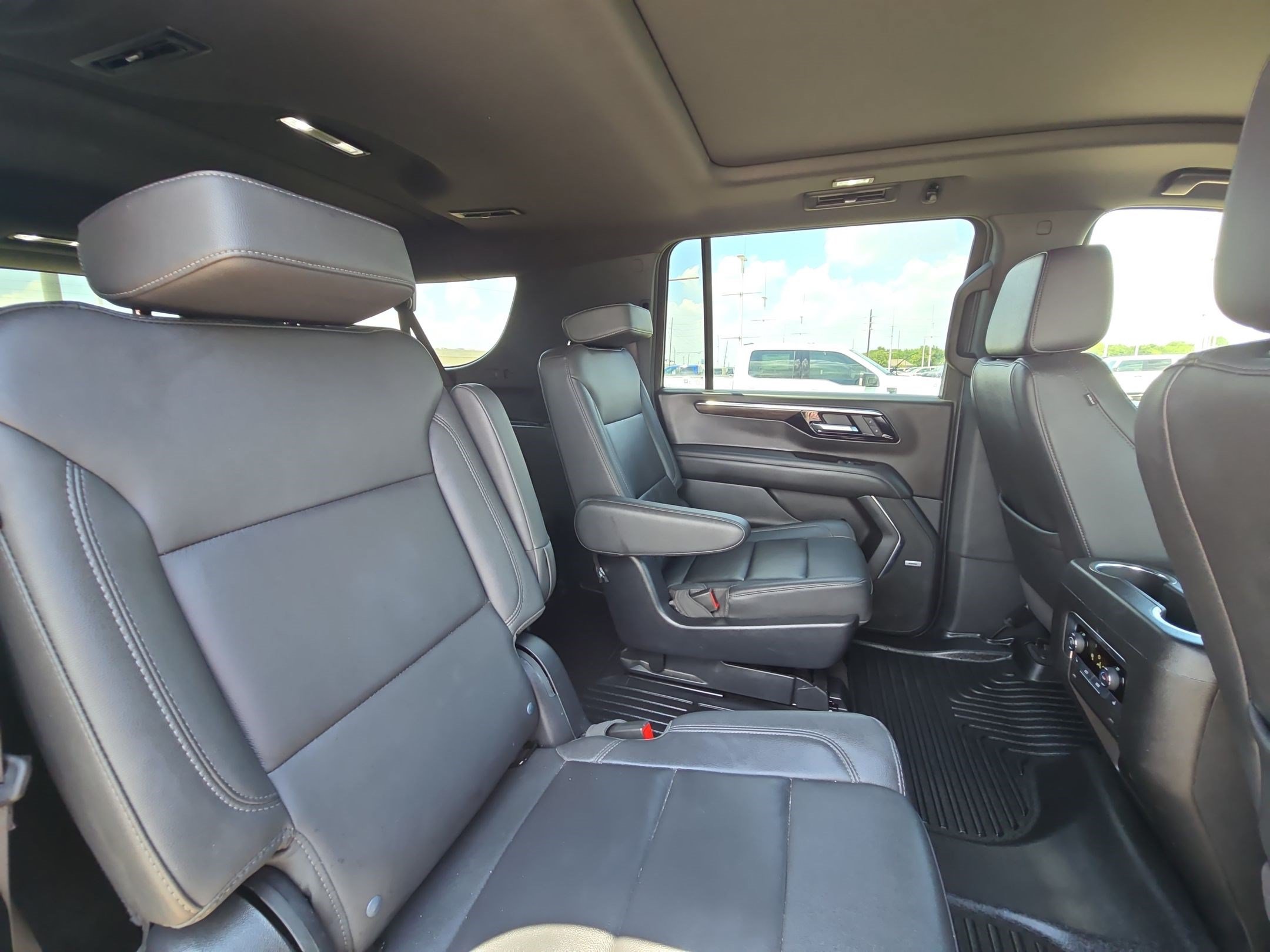Used 2025 Chevrolet Suburban Z71 w/ Comfort Package AWD/4WD image 32