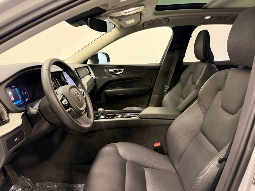 Used 2025 Volvo XC60 B5 Plus image 12