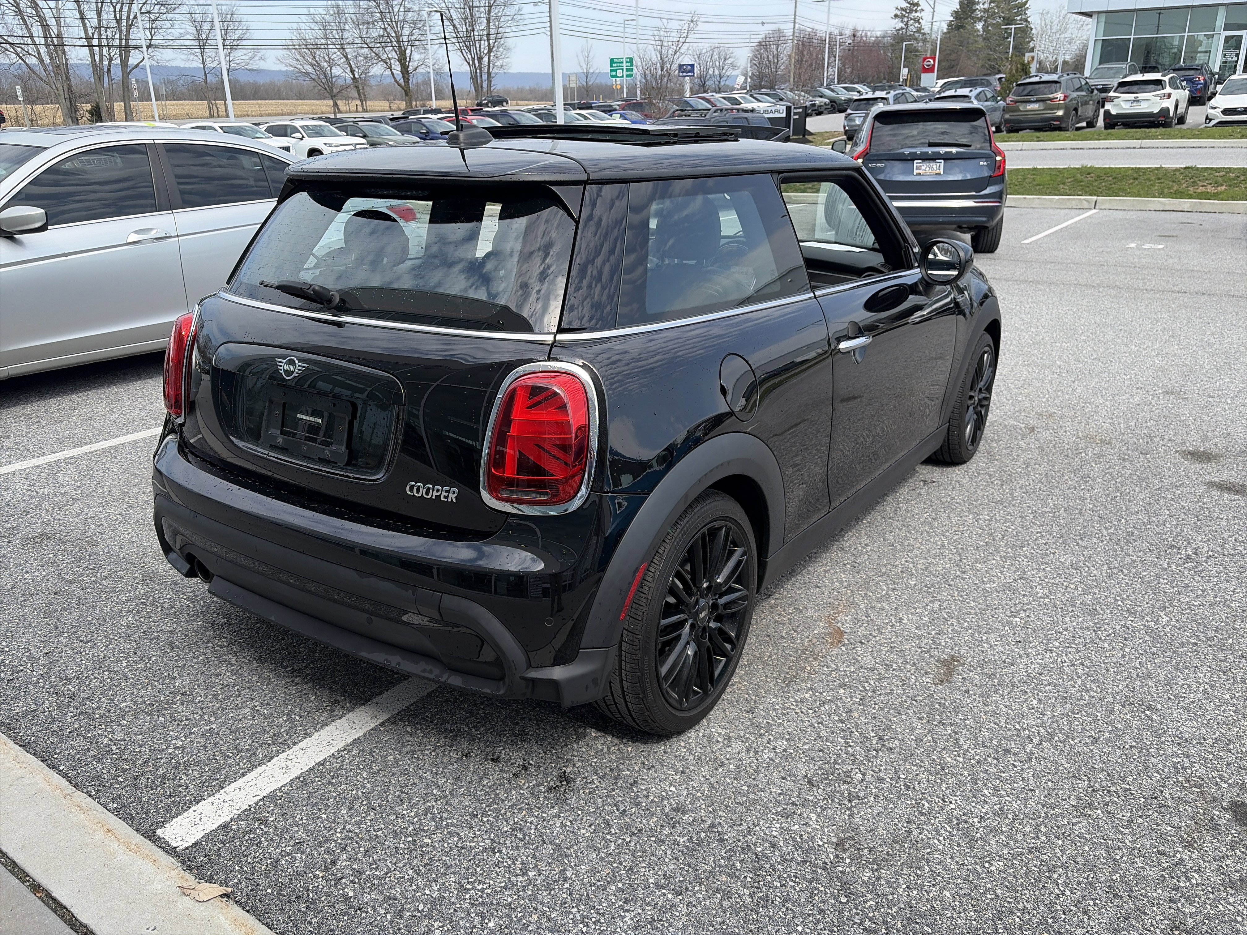 Used 2022 MINI Cooper 2-Door Hardtop image 4