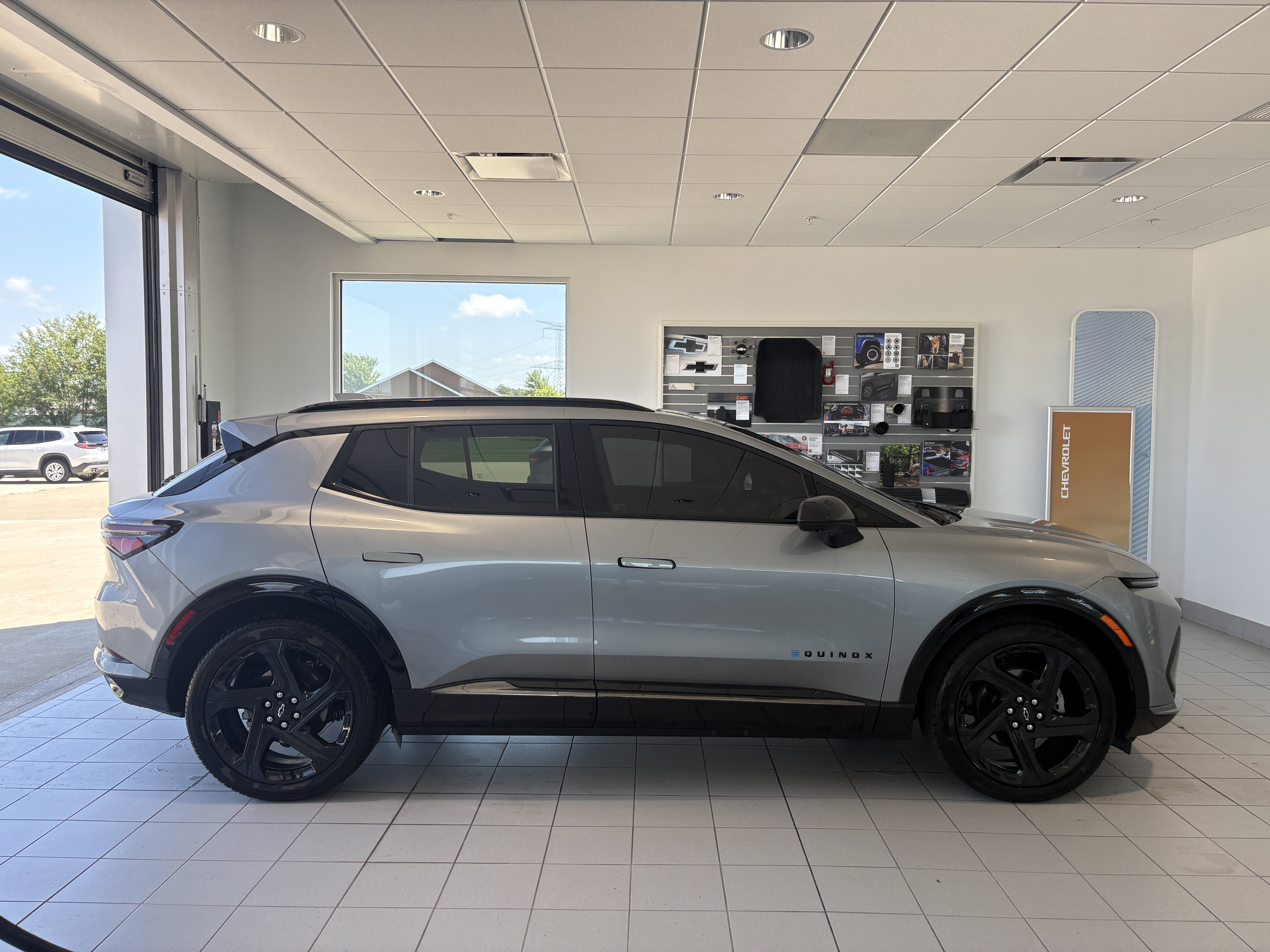 Used 2025 Chevrolet Equinox EV RS FWD image 11