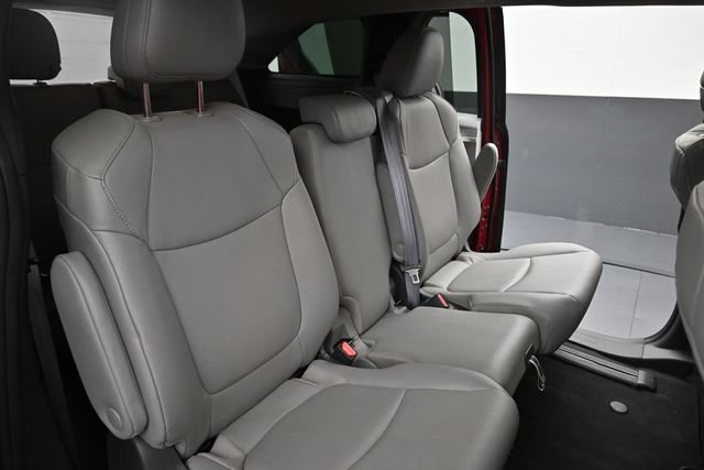 Used 2025 Toyota Sienna XLE FWD image 21
