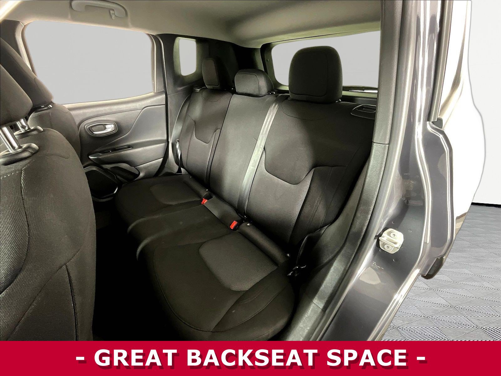 Used 2023 Jeep Renegade Latitude AWD/4WD image 17