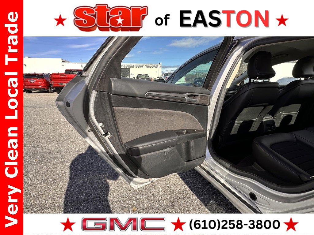 Used 2017 Ford Fusion SE w/ Equipment Group 201A image 18